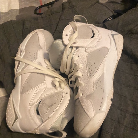 Jordan’s all white and grey size 6y - Picture 7 of 11